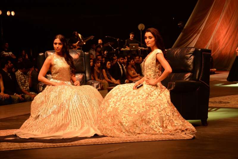 Models in Manish Malhotra's collec tion at LFW Winter Festive'15 01