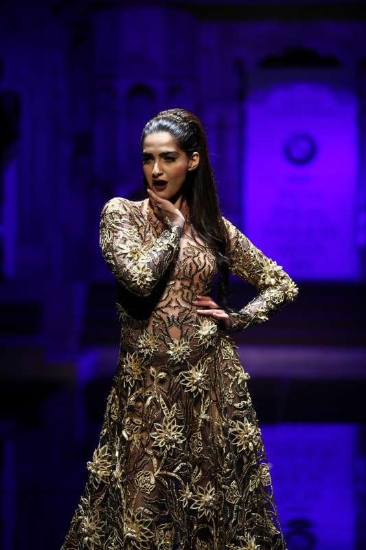 Showstopper Sonam Kapoor in Abu Jani Sandeep Khosla - BMW IBFW (2) (1)