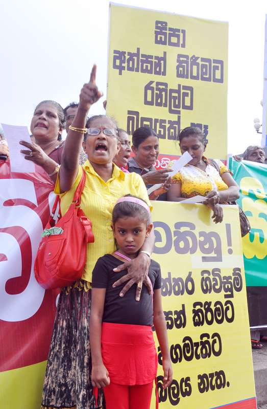 People shout slogans during a protest to call on Sri Lankan Prime Minister Ranil Wickremesinghe not to sign a trade agreement with India in Colombo, Sri Lanka, Sept. 14, 2015. Hundreds of people participated in a protest in Sri Lanka on Monday urging the new government to refrain from signing the Comprehensive Economic Partnership Agreement (CEPA) with India.