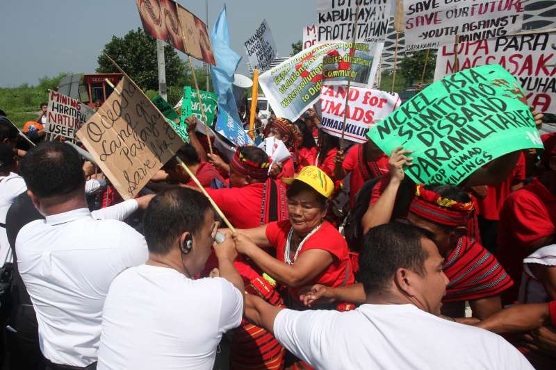 Activists and members of "Lumad", a group of indigenous people from southern Philippines, clash with policemen and security forces during a protest rally in Pasay City, the Philippines, Sept. 15, 2015. The activists are denouncing the mining operations, militarization and violence in their ancestral domains that resulted in the death of 3 people and 3,000 indigenous people displaced from their homes