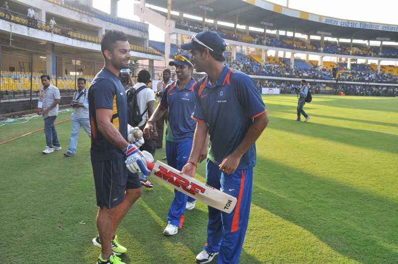 Virat Kohli with Bhuvneshwar Kumar, R Vinay Kumar during NKP Salve Challenger Trophy between India Blue and Delhi at Holkar Cricket Stadium in Indore (File)