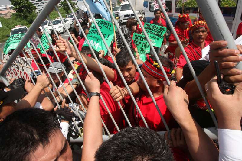 Activists and members of "Lumad", a group of indigenous people from southern Philippines, clash with policemen and security forces during a protest rally in Pasay City, the Philippines, Sept. 15, 2015. The activists are denouncing the mining operations, militarization and violence in their ancestral domains that resulted in the death of 3 people and 3,000 indigenous people displaced from their homes