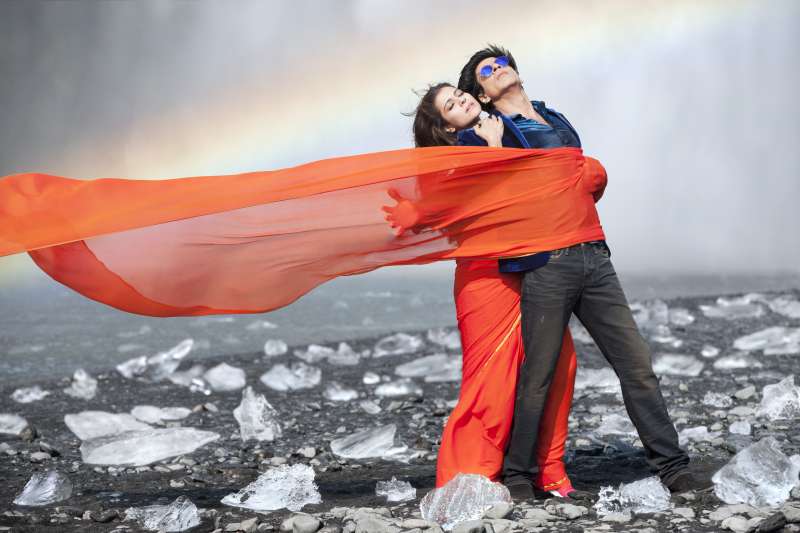 A still from Dilwale Song Gerua