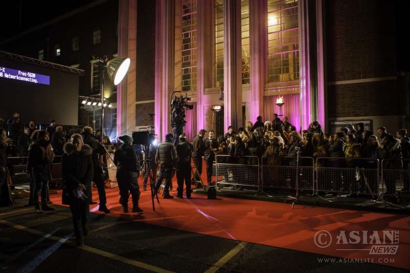 Ford encourage celeb fans to Unlearn traditional autographs and embrace the red carpet selfie