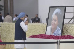 New Delhi: Former Prime Minister Manmohan Singh paying tribute to former Prime Minister Indira Gandhi on her birth anniversary at Congress headquarter in New Delhi on Nov. 19, 2016. (Photo: IANS)