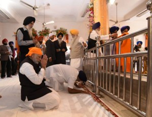 Rupnagar: Prime Minister Narendra Modi pays obeisance at Anandpur Sahib Gurudwara in Rupnagar district of Punjab on Nov 25, 2016. (Photo: IANS/PIB)