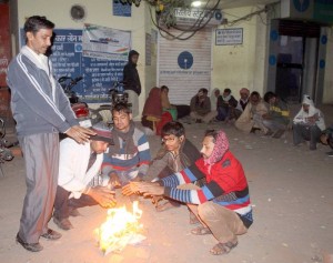 Mathura: People wrapped in shawls and blankets to exchange demonetised Rs 1000 and 500 notes as they wait for the bank to open in Mathura on Nov. 17, 2016. (Photo: IANS)