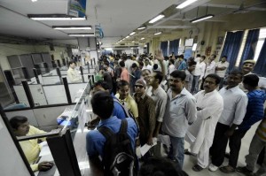 Patna: People queue up at bank counters to exchange currency notes in Patna on Nov. 10, 2016. (Photo: IANS)