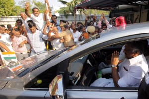 AIADMK leader and Tamil Nadu acting Chief Minister O Panneerselvam arrives to address a press conference in Chennai (Photo: IANS)