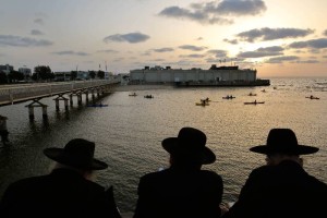 (161010) -- TEL AVIV, Oct. 10, 2016 (Xinhua) -- Ultra-Orthodox Jews pray as they take part in Tashlich on the shore of the Mediterranean Sea in Tel Aviv, Israel, Oct. 9, 2016. Tashlich is a ritual during which believers cast their sins into the water and the fish, and it is performed ahead of the Day of Atonement, or Yom Kippur, the most important day of the Jewish calendar. (Xinhua/Gil Cohen Magen) (wtc)