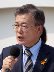 (170413) -- SEOUL, April 13, 2017 (Xinhua) -- Moon Jae-in, a presidential candidate of South Korea's biggest Minjoo Party, speaks during a campaign for the upcoming presidential election in Seoul, South Korea on April 13, 2017. The country's presidential elections will take place on May 9.  (Xinhua/Lee Sang-ho) (zf)