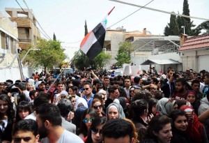 (170412) -- DAMASCUS, April 12, 2017 (Xinhua) -- People attend a protest against last week's U.S. airstrikes on Syria, in front of the UN office in Damascus, capital of Syria, April 11, 2017. (Xinhua/Ammar Safarjalni) (yy)