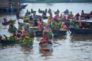 (160512) -- SOUTH KALIMANTAN, May 12, 2016 (Xinhua) -- Indonesian women in wooden boats sell fresh fruits and vegetables at the Lok Baintan floating market in Banjar, South Kalimantan province, Indonesia, May 12, 2016. Floating markets in Lok Baintan feature the old style and traditional way of selling goods from small boats on rivers between traditional neighborhoods and are also popular tourist attractions. (Xinhua/Zulkarnain) ****Authorized by ytfs****