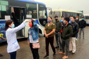 HANOI, March 18, 2020 (Xinhua) -- A staffer checks the temperature of a passenger in Vietnam's northern province of Quang Ninh on March 18, 2020. As of Wednesday noon, a total of 68 infection cases have been reported in Vietnam. (VNA/Handout via Xinhua/IANS)