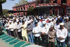 Patna: Muslims offer Friday prayers amid COVID-19 scare, in Patna on March 20, 2020. (Photo: IANS)