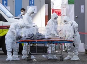 SEOUL, March 11, 2020 (Xinhua) -- Medical workers transfer a patient to a hospital in Seoul, South Korea, March 11, 2020. South Korea confirmed 242 more cases of the COVID-19 on Tuesday, raising the total number of infections to 7,755. Six more deaths were reported, lifting the death toll to 61. The total fatality rate stood at 0.77 percent. (Photo by Lee Sang-ho/Xinhua/IANS)