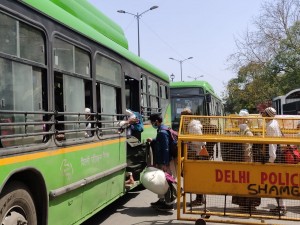 New Delhi: People who attended Tabligh-e-Jamaat congregation being taken for coronavirus screening to Lok Nayak Jai Prakash Narayan Hospital from Delhi's Nizamuddin area where a religious congregation of 2000 people at a mosque has thrown up several corona positive cases as six of the persons who returned to Telangana have died from the virus and positive cases are emerging from at least five regions including J&K, Tamil Nadu, Andhra Pradesh and the Andaman and Nicobar islands; on March 31, 2020. The suspected outbreak was discovered earlier today in Delhi as it emerged that several hid their travel history to foreign countries and a large congregation was held on March 13-5 at the at the Tabligh-e-Jamaat's Markaz in Nizamuddin. The area was sealed today and hundreds of those present were whisked away to hospitals. With this the coronavirus death toll in the country is 43 while the total number of cases has risen to 1,280. (Photo: IANS)