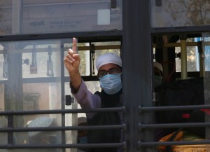 New Delhi: Suspected coronavirus patients being taken to Lok Nayak Jai Prakash Narayan Hospital from Delhi's Nizamuddin area where a religious congregation of 2000 people at a mosque has thrown up several corona positive cases as six of the persons who returned to Telangana have died from the virus and positive cases are emerging from at least five regions including J&K, Tamil Nadu, Andhra Pradesh and the Andaman and Nicobar islands; on March 31, 2020. The suspected outbreak was discovered earlier today in Delhi as it emerged that several hid their travel history to foreign countries and a large congregation was held on March 13-5 at the at the Tabligh-e-Jamaat's Markaz in Nizamuddin. The area was sealed today and hundreds of those present were whisked away to hospitals. With this the coronavirus death toll in the country is 43 while the total number of cases has risen to 1,280. (Photo: IANS)